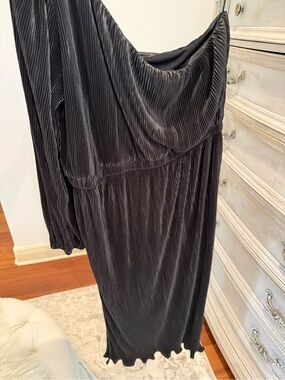 Petal + Pup XL Women's Black One Shoulder Long-Sleeve Pleated Midi Dress